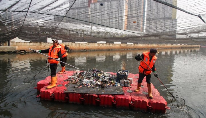 Jakarta’s city government criticised for hiding polluting river